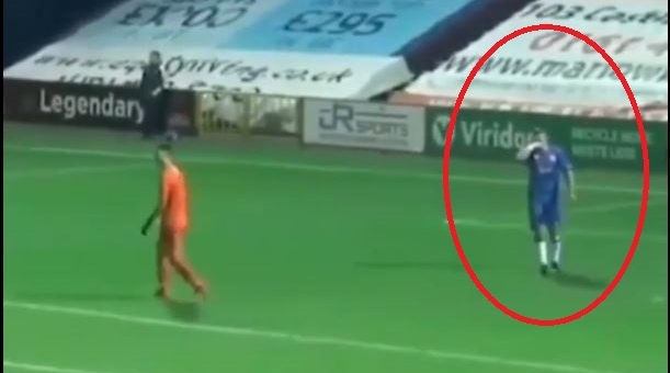 VIDEO: Màn 'ăn cắp trứng gà' ngoạn mục của chàng tiền đạo to béo