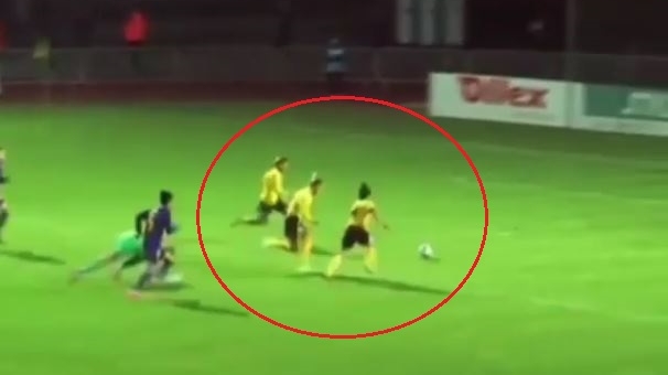 Hi hữu: 3 tiền đạo đối mặt khung thành trống nhưng vẫn bỏ lỡ khó tin