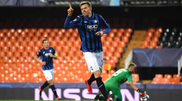 Lập poker ở C1, tiền đạo lạ lẫm sánh ngang Ronaldo, Messi