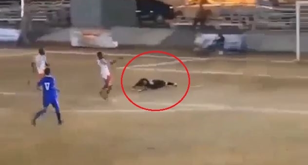 VIDEO: Thủ môn giả chết khiến 2 tiền đạo đối phương bỏ lỡ khó tin