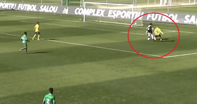 VIDEO: Thủ môn xoay compa qua tiền đạo đối phương gây bão trên mạng