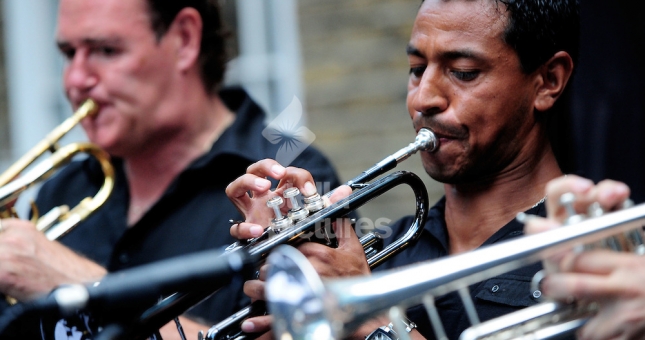 Túng quẫn, cựu sao Ngoại hạng Anh thổi kèn đám ma để kiếm sống