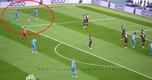 VIDEO: 'Ngã ngửa' trước pha dàn xếp đá phạt ngớ ngẩn không giống ai