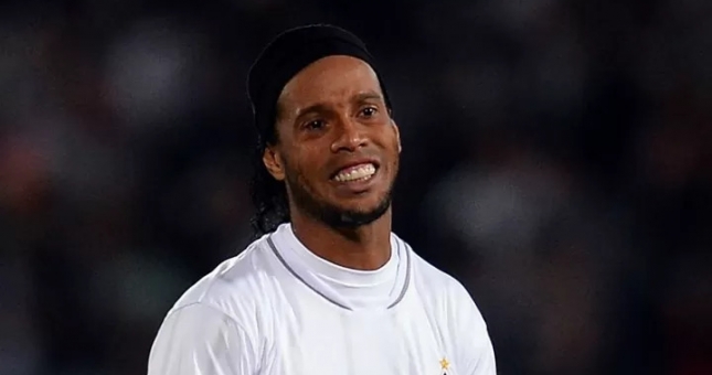 Ronaldinho thua trận đầu tiên trong tù