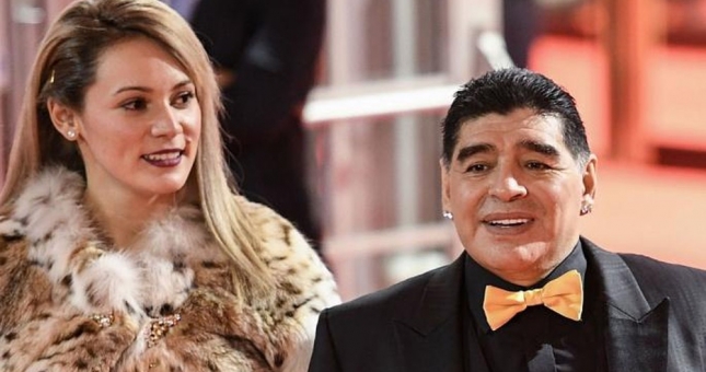 Huyền thoại Maradona khốn khổ vì tình cũ kém 30 tuổi