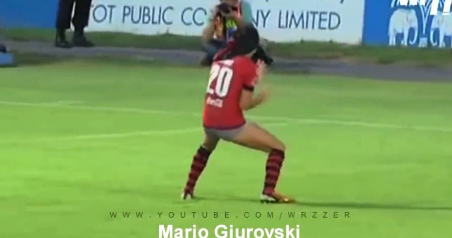 HI HỮU: Cầu thủ bị đuổi thẳng cổ sau màn ăn mừng khiến tất cả đỏ mặt