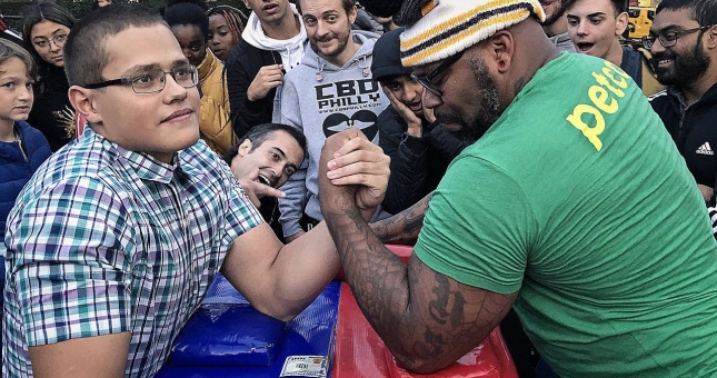 Cậu bé mọt sách vật tay 'cân' cả thành phố New York