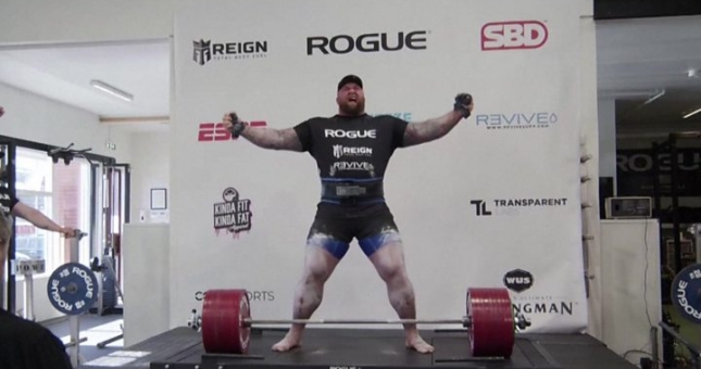 Nâng 501kg, người đàn ông khỏe nhất hành tinh phá kỉ lục thế giới 