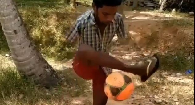 VIDEO: Người đàn ông cụt 2 tay tâng bóng đỉnh như Ronaldo