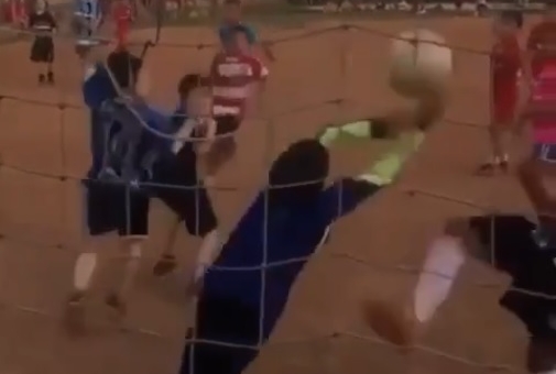 VIDEO: Cậu bé tật nguyền gây sốt với pha cản phá xuất thần như De Gea