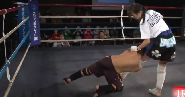 VIDEO: Nữ sinh Nhật thắng knock-out đối thủ nam bằng đòn thế nguy hiểm