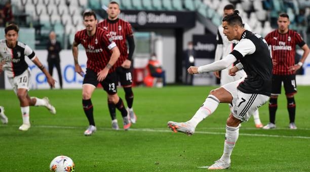 Ronaldo sút hỏng penalty, Juve vẫn giành quyền đi tiếp