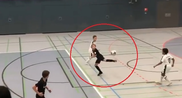 VIDEO: Xuất hiện truyền nhân của Berbatov trên sân bóng nhi đồng