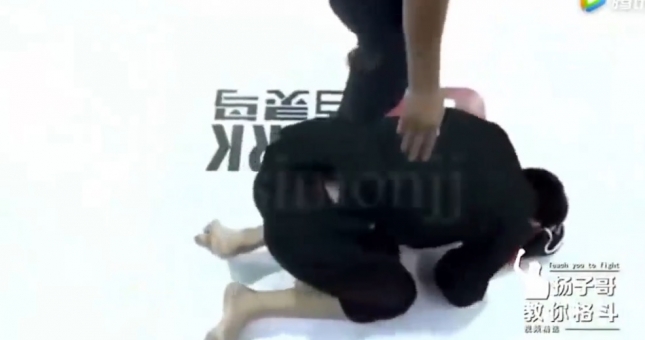 VIDEO: Dính đòn chí mạng, cao thủ Vịnh Xuân thua thảm võ truyền thống Nga