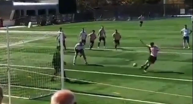 HI HỮU: Cầu thủ 'dạy' cho đối phương cách ghi bàn bằng... pha đốt lưới nhà