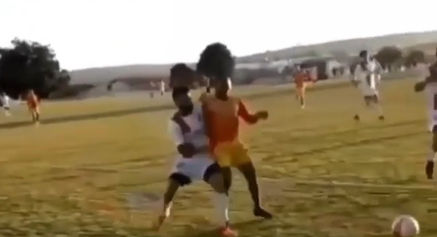 VIDEO: 'Bay màu' vì thách thức nhầm cầu thủ khỏe nhất trên sân