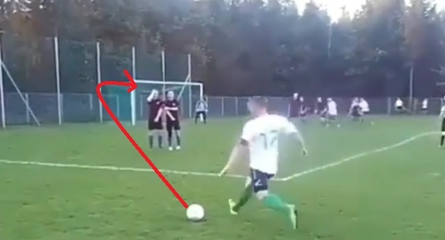 VIDEO: Cầu thủ nghiệp dư đá phạt 'siêu dị' để thành bàn