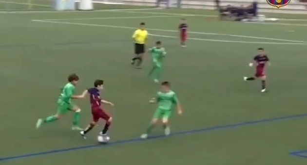 VIDEO: Lứa trẻ Barca ghi siêu phẩm đúng 'đặc sản' La Masia