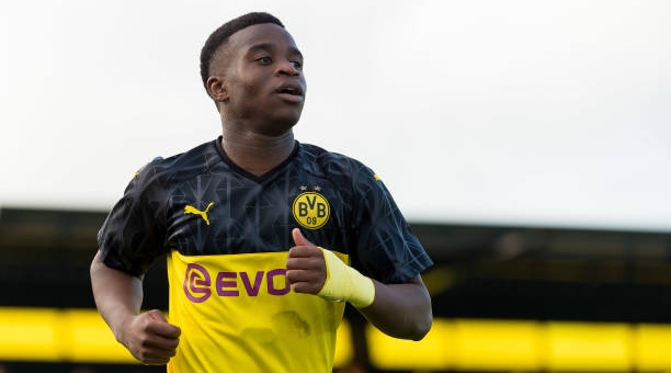 Tài năng 15 tuổi khiến LĐBĐ Đức làm điều chưa từng có