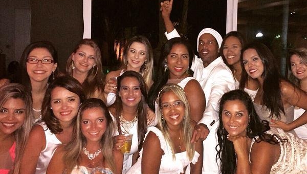 Sát ngày tự do, Ronaldinho bị cáo buộc 'thác loạn' với nhiều chân dài