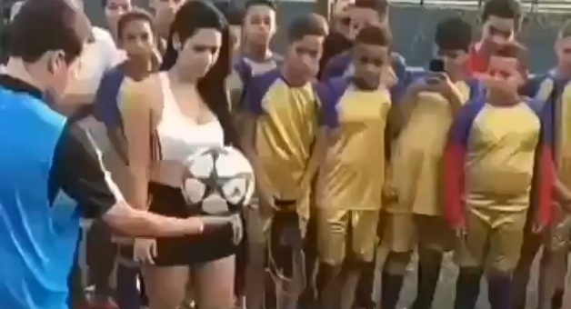 VIDEO: Mỹ nữ 'siêu vòng 3' trổ tài với trái bóng khiến nam nhi phục sát đất