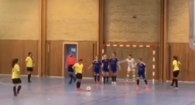 VIDEO: Đỉnh cao của đơn giản - hiệu quả trong phối hợp đá phạt