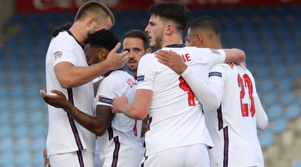 Dàn sao im tiếng, Anh nhọc nhằn vượt qua Iceland