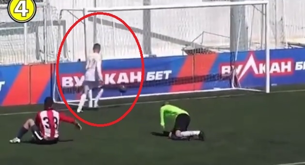 VIDEO: Lừa qua cả đội, tiền đạo tung cú sút lừa luôn cả thế giới