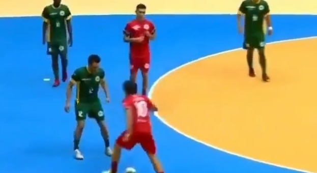 VIDEO: Lừa bóng qua 'Vua kỹ thuật' và cái kết bẽ bàng