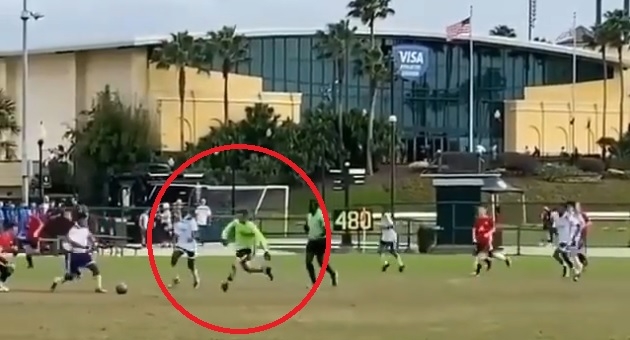 VIDEO: Thủ môn lên tham gia tấn công và cái kết cực 'khó đỡ'