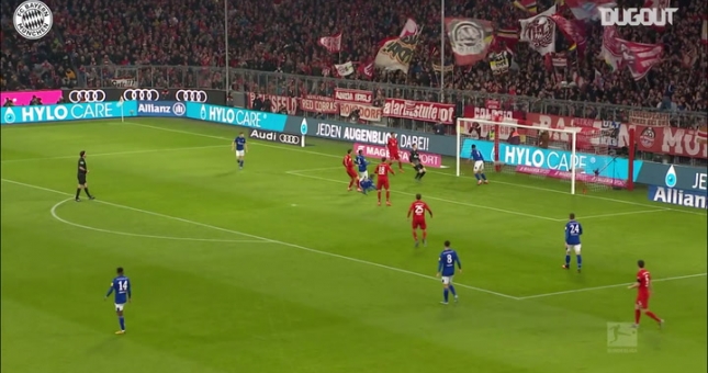 VIDEO: Lewandowski volley đẳng cấp mở tỉ số trước Schalke