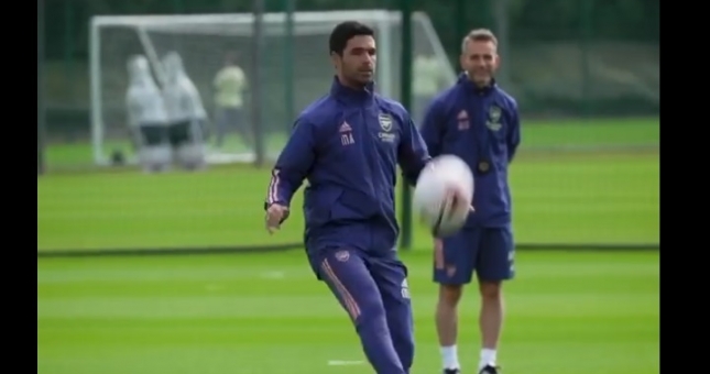 VIDEO: HLV Arsenal biểu diễn như Ronaldinho trên sân tập