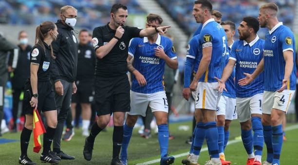 Tại sao MU được trao phạt đền sau khi trận đấu đã kết thúc?