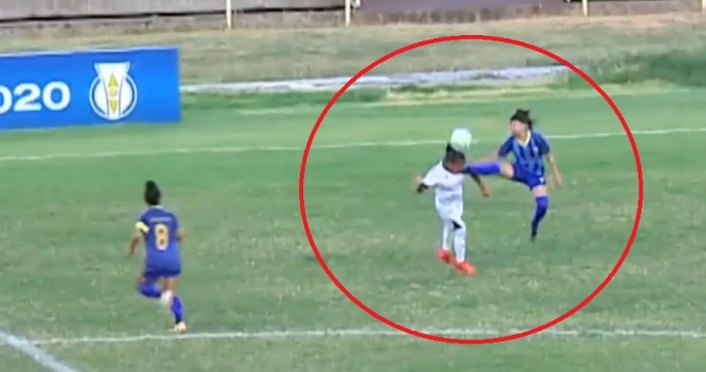 VIDEO: Nữ cầu thủ tung cước 'đo ván' đối thủ ngay trên sân bóng