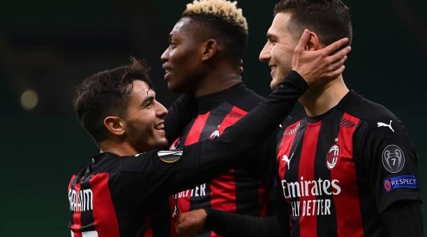 Ibra sút hỏng phạt đền, AC Milan vẫn thắng giòn giã