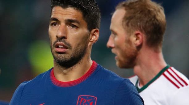 Đòi 'giám sát' trọng tài, Suarez lĩnh ngay thẻ vàng 