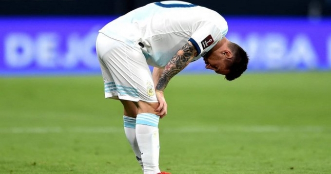 VIDEO: Messi mất bóng sơ đẳng khiến Argentina suýt phải trả giá