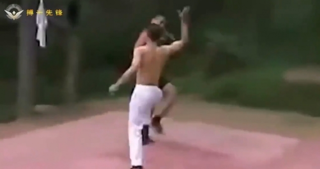 VIDEO: Võ sĩ TQ dùng Hàng long thập bát chưởng đánh 'sấp mặt' kick-boxer