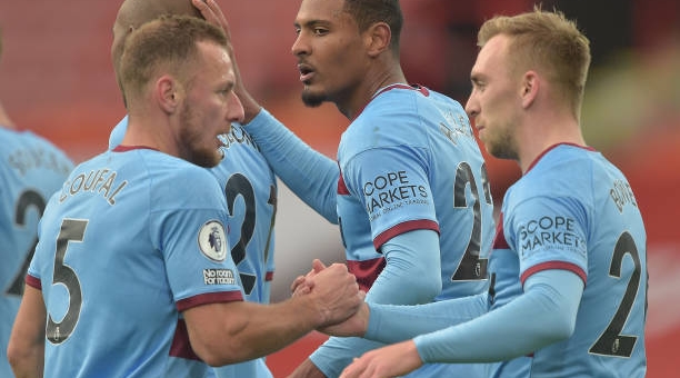 David Moyes giúp West Ham vượt mặt MU