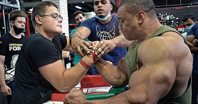 VIDEO: 'Học sinh' đánh bại nhà vô địch thể hình gây chấn động nước Mỹ