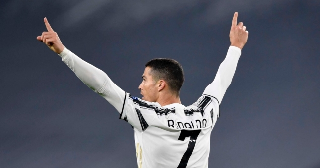 Ronaldo san bằng kỉ lục lịch sử của Messi