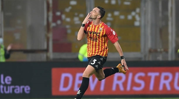 VIDEO: Hậu vệ vô danh biến dàn sao Juve thành người dưng