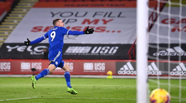 Người hùng Vardy giúp Leicester thoát hiểm trên sân khách