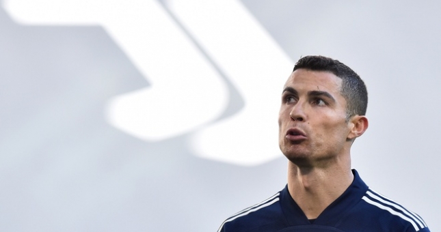 Juventus rút ngắn cách biệt với Milan xuống 7 điểm