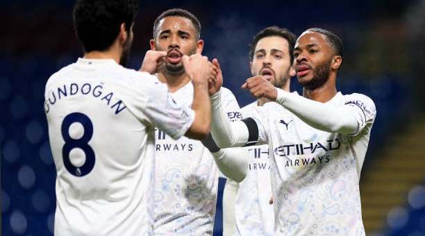 Hạ Burnley, Man City tái lập khoảng cách 3 điểm với MU
