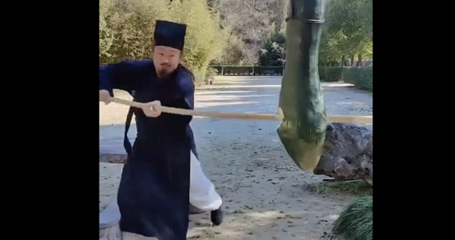 Chưởng môn Võ Đang thi triển 'tuyệt kỹ' chém dưa gây 'bão' làng võ TQ