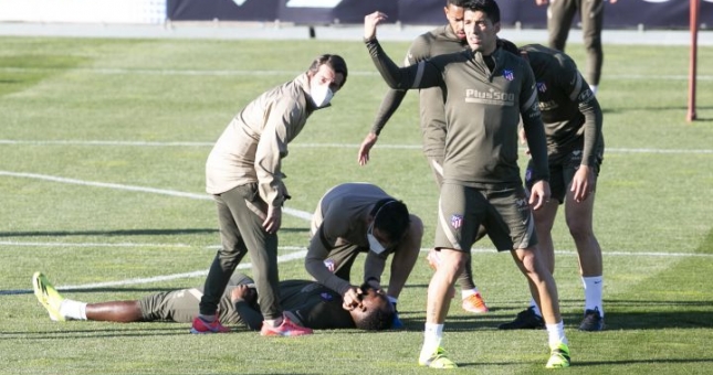 Tiền đạo Atletico Madrid ngã quỵ trên sân tập