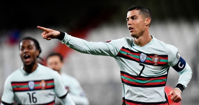Ronaldo tỏa sáng đưa Bồ Đào Nha lên đầu bảng A
