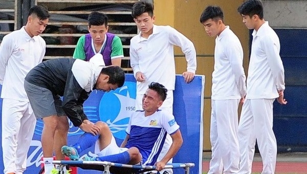 Người hùng U19 Việt Nam dính chấn thương tại Cup Quốc gia