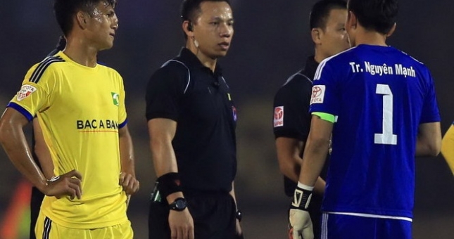 Trọng tài V-League ‘ngại’ trở lại sân cỏ vì áp lực